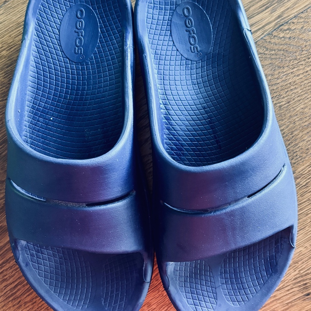 Nearly new Oofos recovery shoes